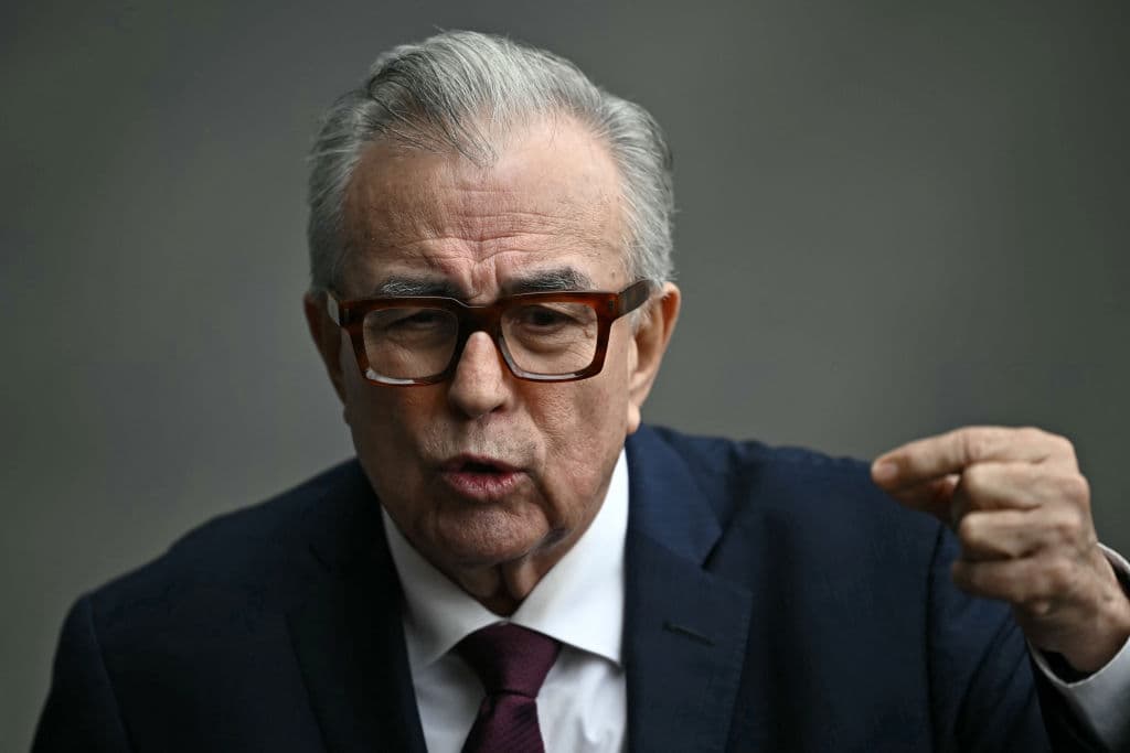 El gobernador de Sinaloa, Rubén Rocha Moya, habla al salir de la ceremonia de investidura de la nueva presidenta de México, Claudia Sheinbaum, celebrada en el Congreso de la Unión, en Ciudad de México, el 1 de octubre de 2024. (CARL DE SOUZA/AFP vía Getty Images)