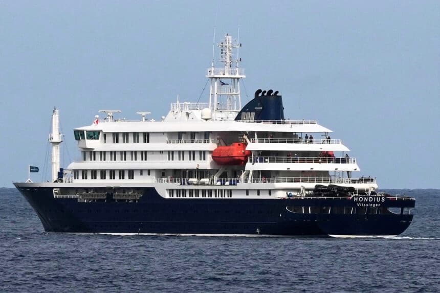 El crucero MV Hondius zarpa del puerto de Praia, en Cabo Verde, el 6 de mayo de 2026. (Misper Apawu/AP Photo).