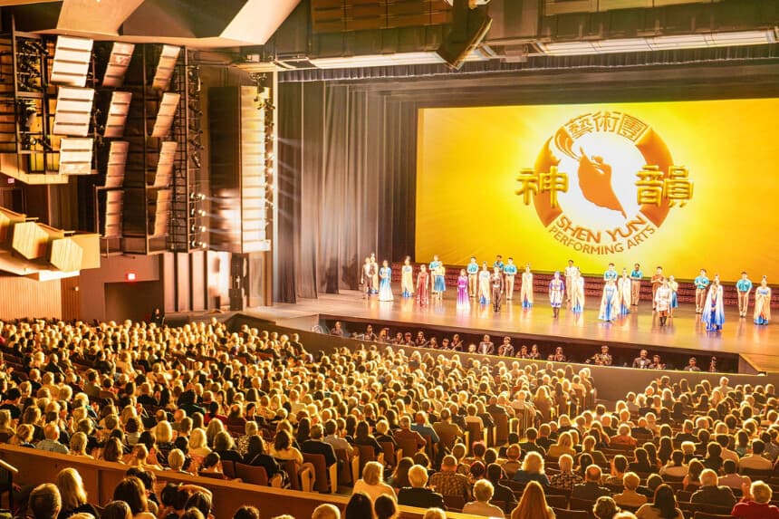 Los artistas de Shen Yun Performing Arts durante una salida a escena en el Teatro Queen Elizabeth en abril de 2026. (The Epoch Times).