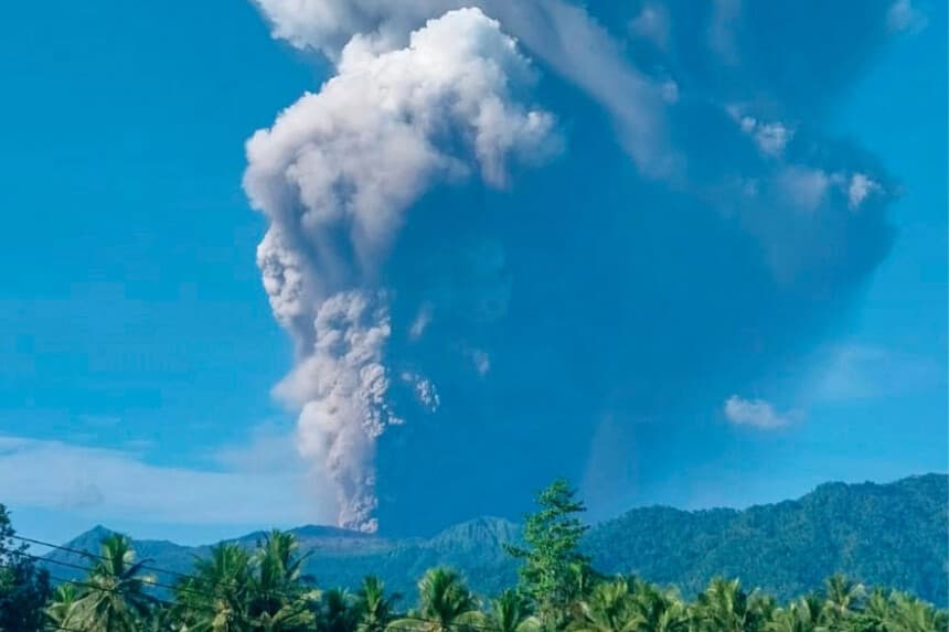 Erupción volcánica en remota isla de Indonesia mata a tres excursionistas