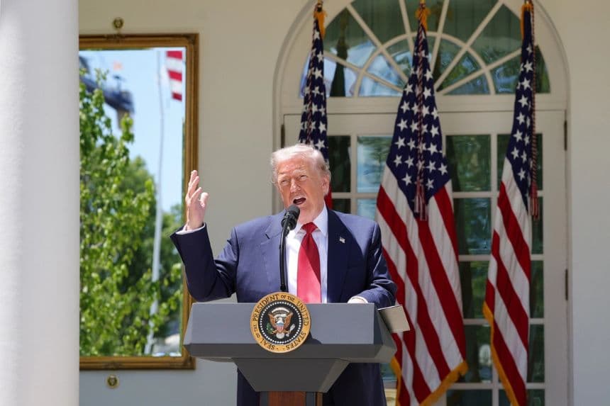 El presidente Donald Trump pronuncia un discurso durante un almuerzo del Día de la Madre en el Jardín de las Rosas de la Casa Blanca en Washington el 8 de mayo de 2026. Trump recibe a Madres de Ángeles y Madres Estrella Dorada en la Casa Blanca antes del Día de la Madre, que se celebra el 10 de mayo. (Kevin Dietsch/Getty Images)