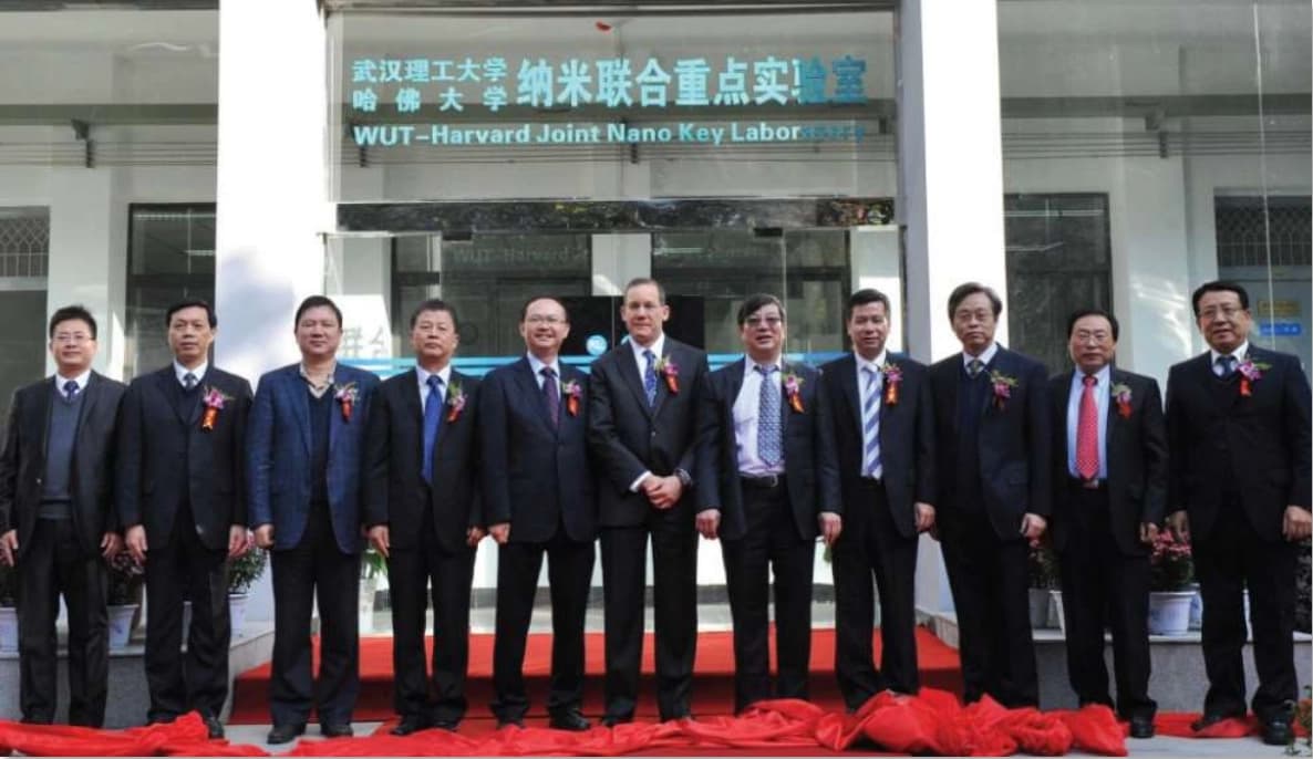 Charles Lieber (C) frente al Laboratorio Conjunto de Nanotecnología WUT-Harvard, en Wuhan (China), en 2012. (U.S. Department of Justice)