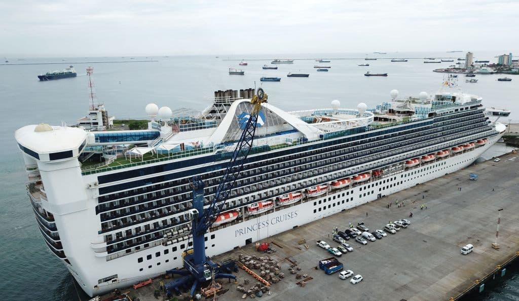 Vista aérea del crucero «Caribbean Princess» atracado en el puerto de Colón, en Panamá, el 28 de mayo de 2020. (Foto de Iván PISARENKO / AFP) (Foto de IVÁN PISARENKO/AFP vía Getty Images)