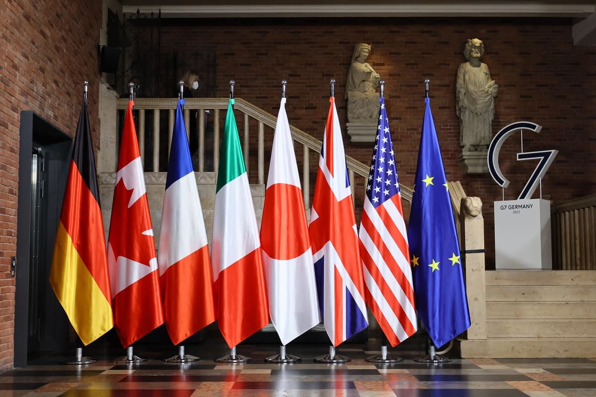 Las banderas de (de izquierda a derecha) Alemania, Canadá, Francia, Italia, Japón, Gran Bretaña, Estados Unidos y la UE se exhiben con motivo de una reunión de ministros de Asuntos Exteriores del G7 en el Ayuntamiento de Münster, en el oeste de Alemania, el 3 de noviembre de 2022. Wolfgang Rattay /POOL/AFP vía Getty Images