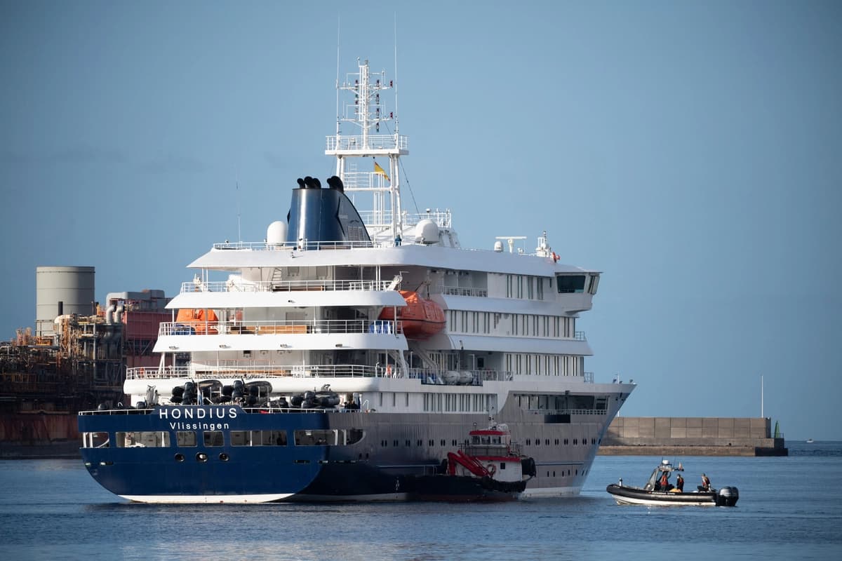 Varias embarcaciones se acercan al crucero MV Hondius, de bandera neerlandesa y afectado por el hantavirus, tras su llegada al puerto industrial de Granadilla de Abona, en la isla de Tenerife, en las Islas Canarias, España, el 10 de mayo de 2026. Jorge Guerrero/AFP vía Getty Images