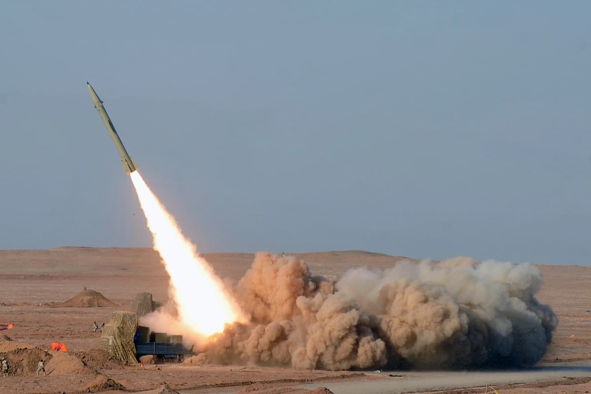 Una imagen obtenida de la agencia de noticias iraní ISNA el 3 de julio de 2012 muestra un misil iraní de corto alcance (Fateh) lanzado durante el segundo día de las maniobras militares, cuyo nombre en clave es «Gran Profeta-7», de la Guardia Revolucionaria iraní, en un lugar no revelado del desierto de Kavir, en Irán. Arash Khamoushi/Agencia de Noticias ISNA/AFP vía Getty Images