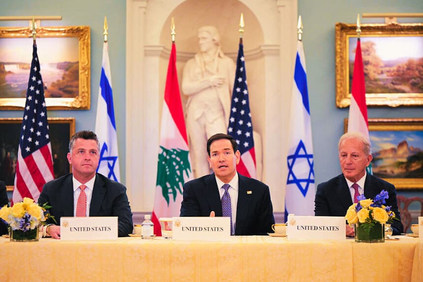 El secretario de Estado de EE. UU., Marco Rubio (C), junto al consejero del Departamento de Estado de EE. UU., Michael Needham (I), y el embajador de EE. UU. en el Líbano, Michel Issa (D), habla durante una reunión con la embajadora del Líbano en EE. UU., Nada Hamadeh Moawad (fuera de cuadro), y el embajador de Israel en EE. UU., Yechiel Leiter (fuera de cuadro), en el Departamento de Estado en Washington, D.C., el 14 de abril de 2026. (Oliver Contreras / AFP vía Getty Images)