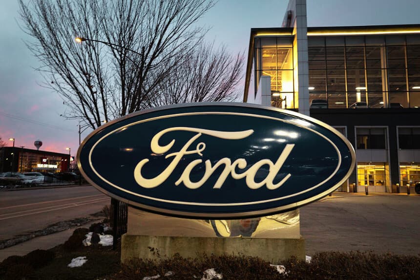 Un letrero con el logotipo de Ford se encuentra frente a un concesionario el 15 de diciembre de 2025 en Chicago, Illinois. (Scott Olson/Getty Images)