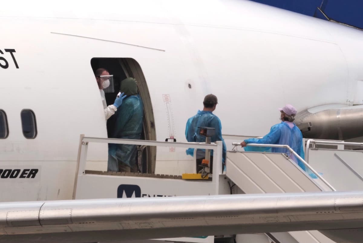 Los pasajeros abordan un avión con destino a Canadá, tras desembarcar del crucero MV Hondius afectado por hantavirus en el aeropuerto de Tenerife, Islas Canarias, España, el 10 de mayo de 2026. (Foto AP/Arturo Rodríguez)