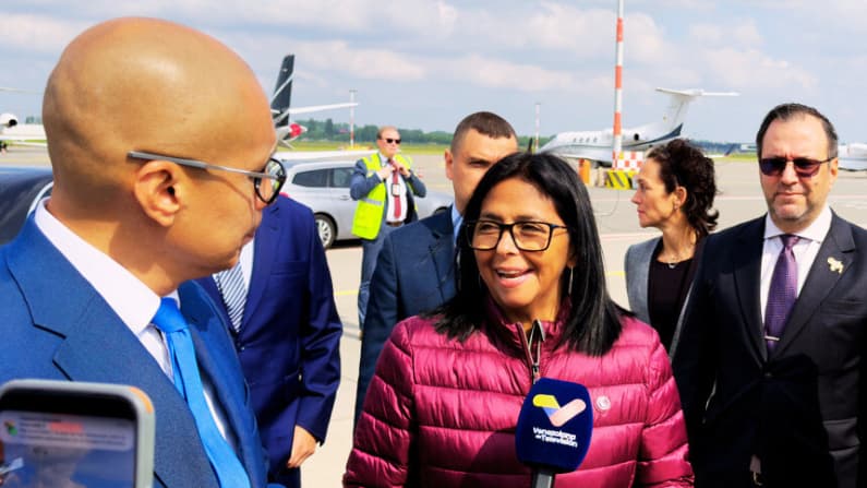 Delcy Rodríguez llega a Países Bajos para defender reclamo venezolano sobre el Esequibo