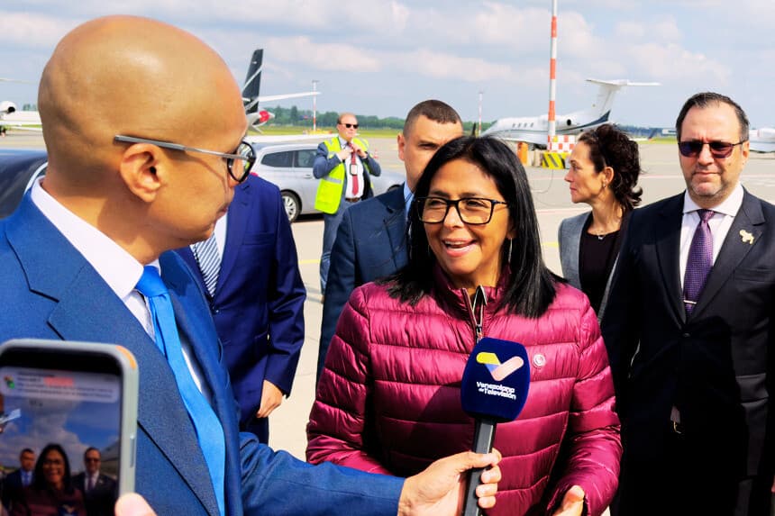 Delcy Rodríguez llega a Países Bajos para defender reclamo venezolano sobre el Esequibo