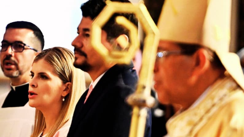 La presidenta de Costa Rica encomienda su gobierno a Dios, un día después de su toma de posesión