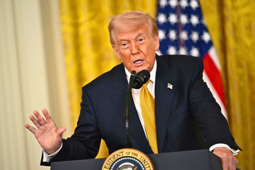 El presidente de los Estados Unidos, Donald Trump, pronuncia un discurso durante un acto con motivo del Día de la Madre de los Militares en el Salón Este de la Casa Blanca, en Washington, D.C., el 6 de mayo de 2026. (Foto de Kent NISHIMURA / AFP vía Getty Images)