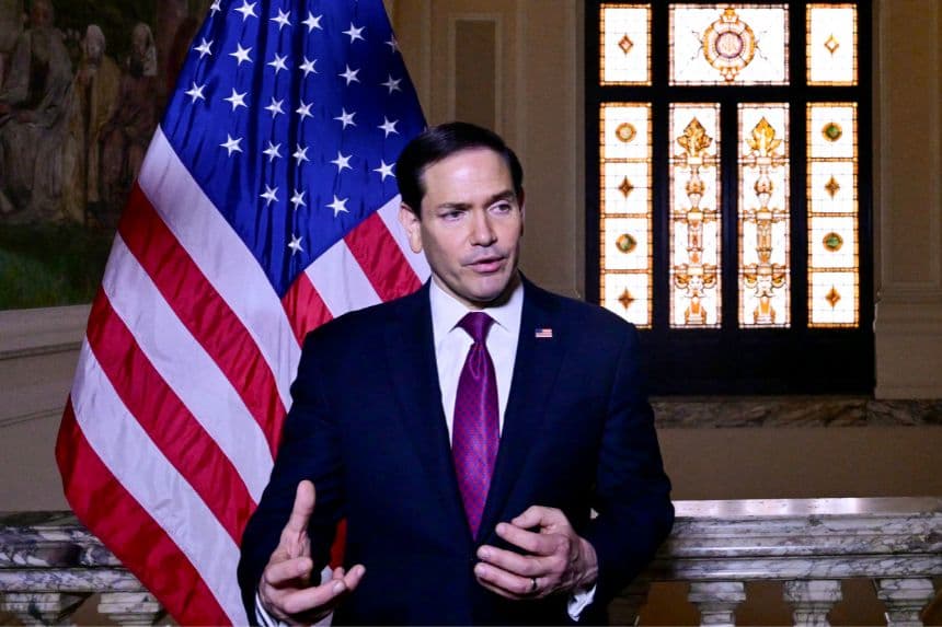 El secretario de Estado de EE. UU., Marco Rubio, habla con la prensa en la embajada de EE. UU. en Roma el 8 de mayo de 2026. (Stefano RELLANDINI / POOL / AFP vía Getty Images)