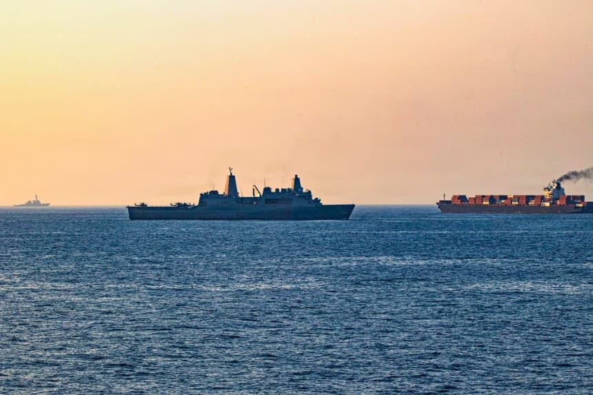 Las fuerzas estadounidenses patrullan el mar Arábigo cerca del buque "Touska", en el estrecho de Ormuz, el 20 de abril de 2026. (Armada de Estados Unidos a través de Getty Images).