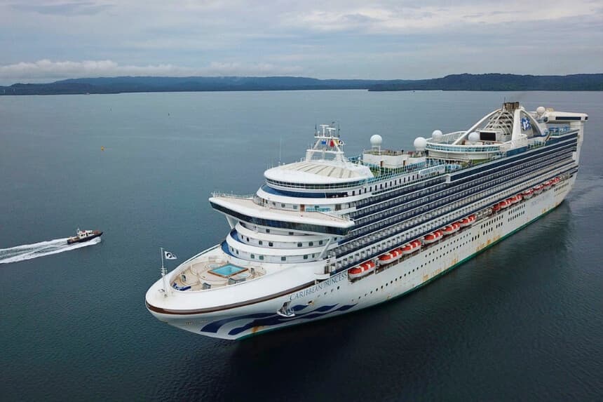 El Caribbean Princess llega al puerto de Colón, en Panamá, el 28 de mayo de 2020. (Ivan Pisarenko/AFP vía Getty Images).