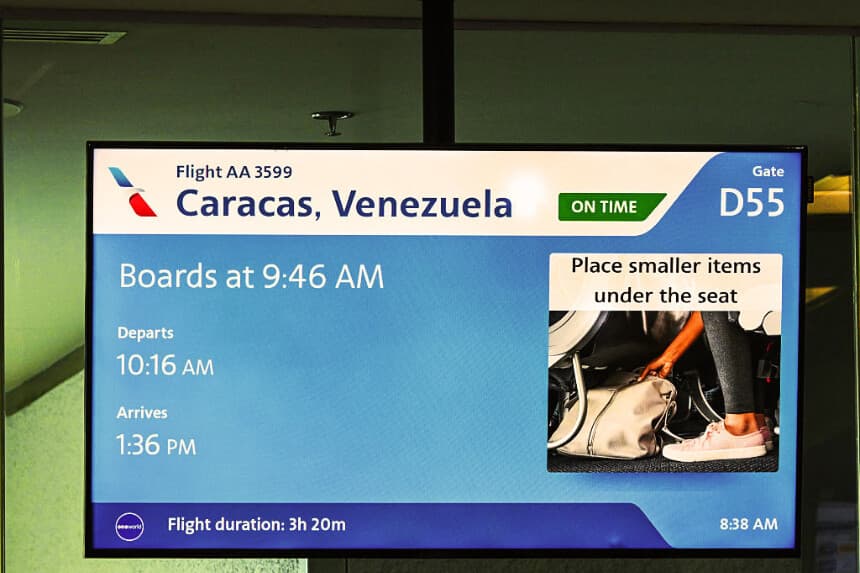 La información del vuelo 3599 de American Airlines, que opera desde el Aeropuerto Internacional de Miami a Caracas, Venezuela, en un vuelo directo a Venezuela —el primero entre Estados Unidos y Venezuela en siete años—, se puede ver en la puerta de embarque del Aeropuerto Internacional de Miami, en Miami, Florida, el 30 de abril de 2026. (CHANDAN KHANNA / AFP vía Getty Images)