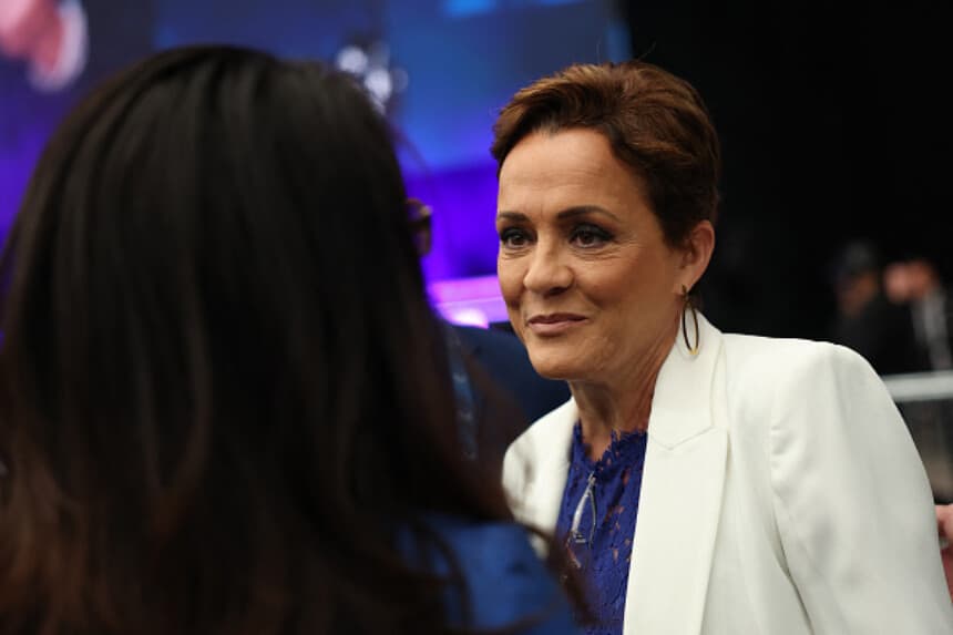 La directora interina de la Agencia de Estados Unidos para los Medios Globales (USAGM), Kari Lake (R), y la representante estadounidense Lauren Boebert (R-CO) hablan mientras llegan al servicio público conmemorativo del activista de derecha Charlie Kirk en el State Farm Stadium de Glendale, Arizona, el 21 de septiembre de 2025. (Foto de Patrick T. Fallon / AFP) (Foto de PATRICK T. FALLON/AFP vía Getty Images).