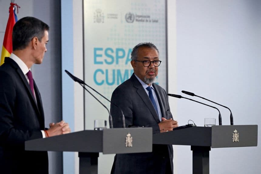 El director general de la Organización Mundial de la Salud, Tedros Adhanom Ghebreyesus (a la derecha), interviene durante una rueda de prensa junto al presidente del Gobierno español, Pedro Sánchez, en Madrid, España, el 12 de mayo de 2026. (Javier Soriano/AFP vía Getty Images)