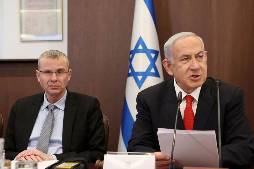 El primer ministro israelí, Benjamin Netanyahu (a la derecha), preside la reunión semanal del Consejo de Ministros, flanqueado por el ministro de Justicia, Yariv Levin, en la oficina del primer ministro en Jerusalén, el 5 de marzo de 2023. (GIL COHEN-MAGEN/POOL/AFP vía Getty Images)