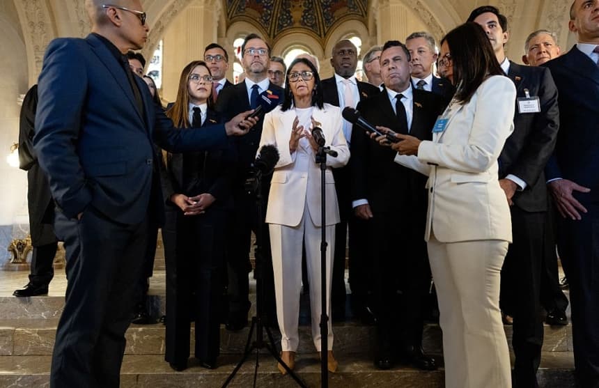 La presidenta encargada de Venezuela, Delcy Rodríguez (centro), habla con periodistas tras una sesión en la Corte Internacional de Justicia (CIJ) sobre la región del Esequibo, en La Haya, el 11 de mayo de 2026. (Bart Maat / ANP / AFP via Getty Images) / Netherlands OUT