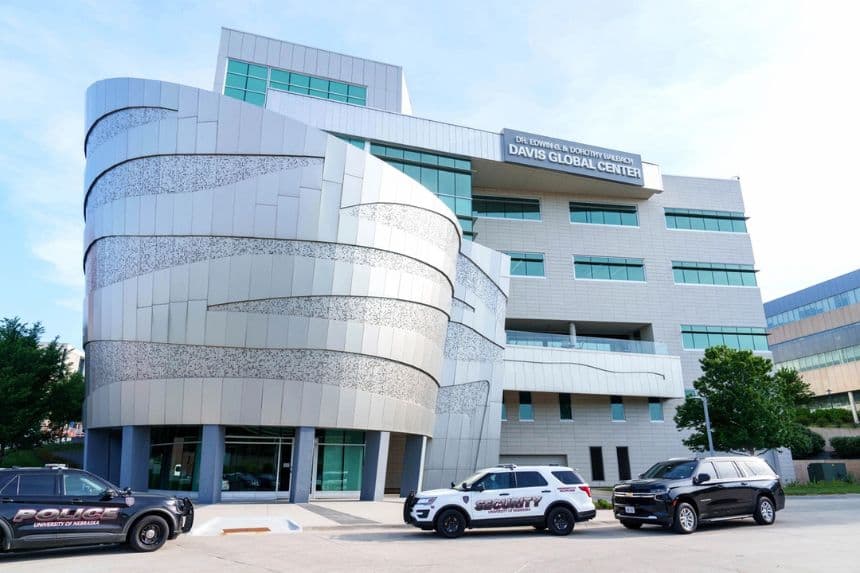 El Centro Global Davis, ubicado en el campus del Centro Médico de la Universidad de Nebraska, que alberga la Unidad Nacional de Cuarentena, se observa en Omaha, Nebraska, el 11 de mayo de 2026. (Dylan Widger/Getty Images)