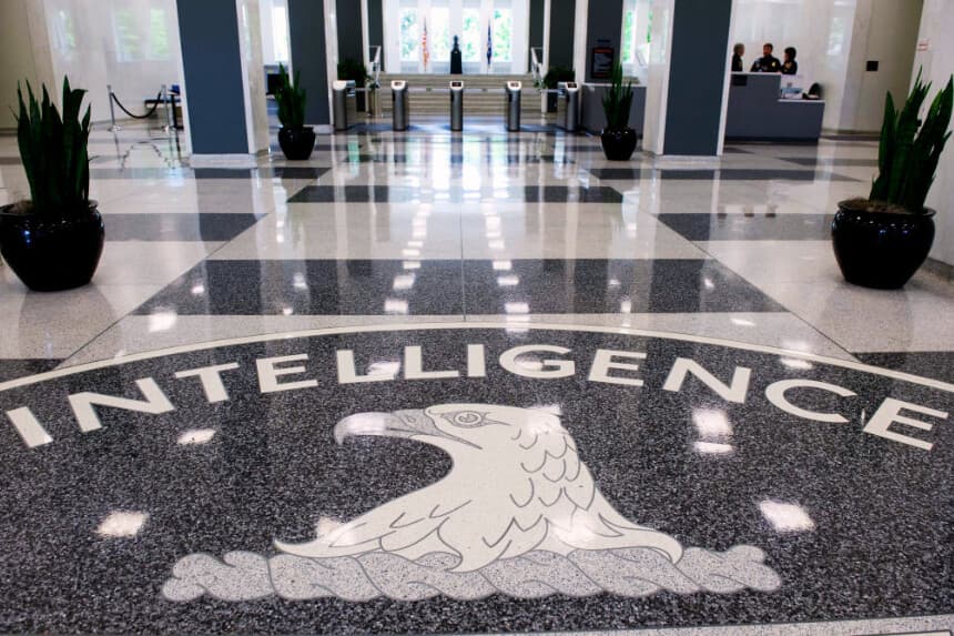 El escudo de la Agencia Central de Inteligencia (CIA) se exhibe en el vestíbulo de la sede de la CIA en Langley, Virginia, el 14 de agosto de 2008. (SAUL LOEB/AFP vía Getty Images)