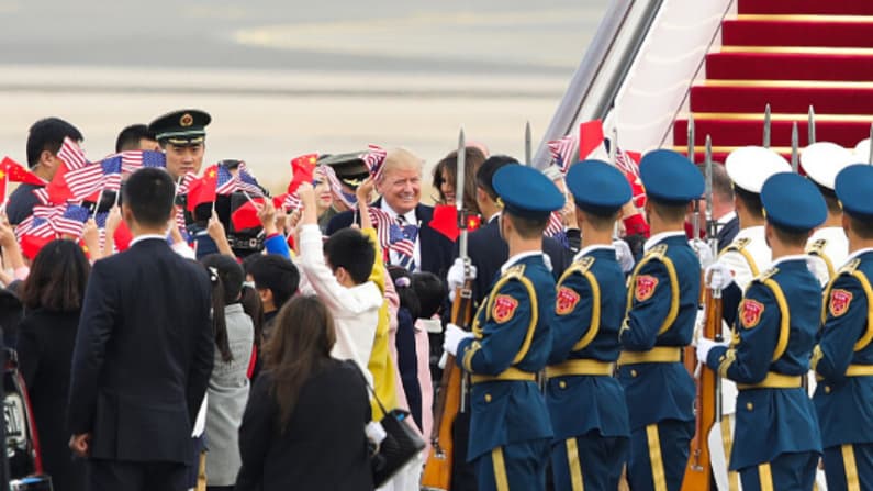 Trump aterriza en China para reunirse con Xi Jinping