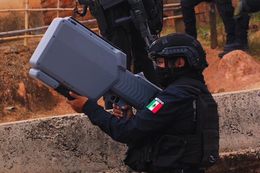 Un policía estatal custodia con un arma antidrones la zona donde ocurrió un enfrentamiento este martes, en Chilapa, estado Guerrero (EFE/José Luis de la Cruz)