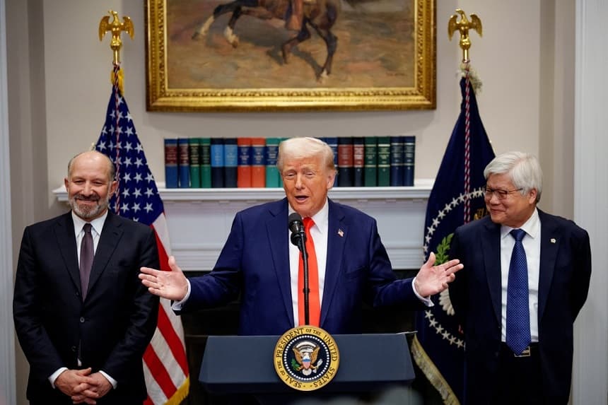 El presidente de EE. UU., Donald Trump, acompañado por el secretario de Comercio, Howard Lutnick (izquierda), y el director ejecutivo de Taiwan Semiconductor Manufacturing Company (TSMC), C. C. Wei (derecha), habla en la Sala Roosevelt de la Casa Blanca el 3 de marzo de 2025 en Washington, D. C. (Andrew Harnik/Getty Images)