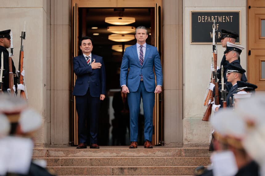 El secretario de Defensa de Estados Unidos, Pete Hegseth (derecha), recibe al ministro de Defensa Nacional de Corea del Sur, Ahn Gyu-back, en una ceremonia de honores militares en el Pentágono el 11 de mayo de 2026 en Arlington, Virginia. (Chip Somodevilla/Getty Images).
