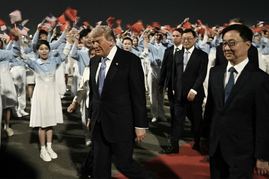 El presidente de EE. UU., Donald Trump (C), es acompañado por el vicepresidente de China, Han Zheng (D), a su llegada al Aeropuerto de la Capital de Beijing, en Beijing, el 13 de mayo de 2026. (Brendan SMIALOWSKI / AFP vía Getty Images)