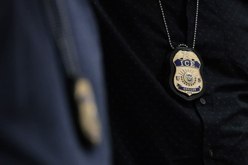 Se observan las placas de los agentes del Servicio de Inmigración y Control de Aduanas (ICE) mientras patrullan los pasillos del tribunal de inmigración en el Edificio Federal Ted Weiss el 12 de mayo de 2026 en la ciudad de Nueva York. (Michael M. Santiago/Getty Images)