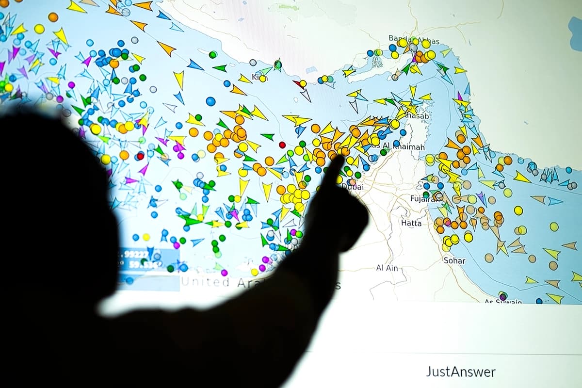 Fotografía tomada en Nicosia el 4 de mayo de 2026 de una persona frente a una gran pantalla que muestra los movimientos de los buques en el estrecho de Ormuz en un sitio web de seguimiento de barcos. (AFP/Getty Images)