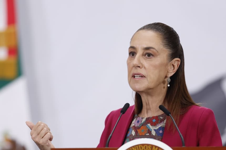 La presidenta de México, Claudia Sheinbaum, habla durante una rueda de prensa este miércoles en el Palacio nacional de la Ciudad de México (EFE/Sáshenka Gutiérrez)
