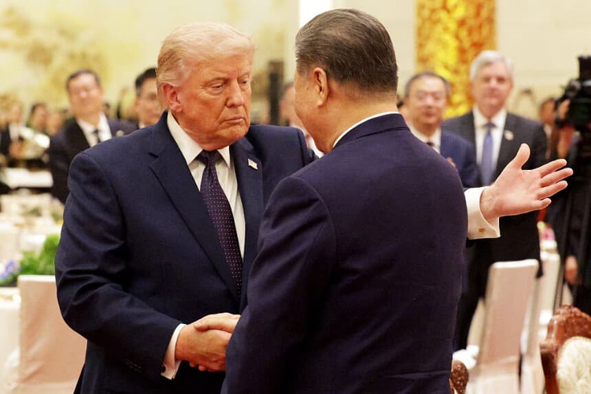 El presidente de EE. UU., Donald Trump, estrecha la mano del presidente chino, Xi Jinping, durante una cena de Estado celebrada en el Gran Salón del Pueblo en Beijing el 14 de mayo de 2026. (Alex Wong/Getty Images).
