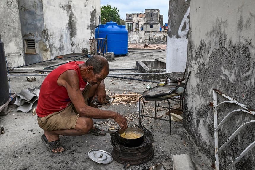 Un hombre cocina con leña durante un apagón en La Habana el 13 de mayo de 2026. (Yamil LAGE / AFP vía Getty Images)