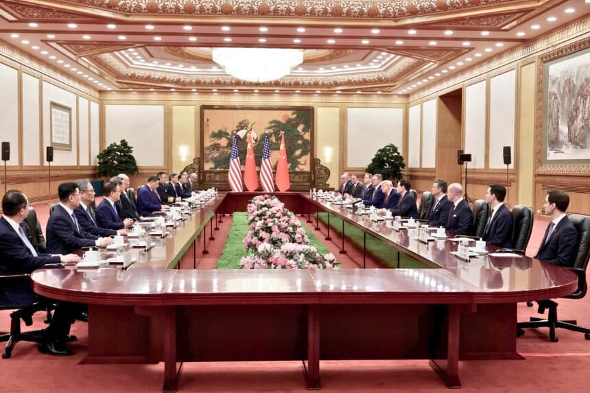 El presidente de Estados Unidos, Donald Trump, y el líder chino, Xi Jinping, asisten a una reunión bilateral en Beijing el 14 de mayo de 2026. (Alex Wong/Getty Images).