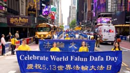 Miles de personas desfilan por Manhattan para celebrar el Día Mundial de Falun Dafa