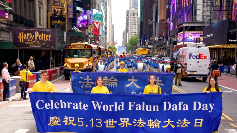 Miles de personas desfilan por Manhattan para celebrar el Día Mundial de Falun Dafa