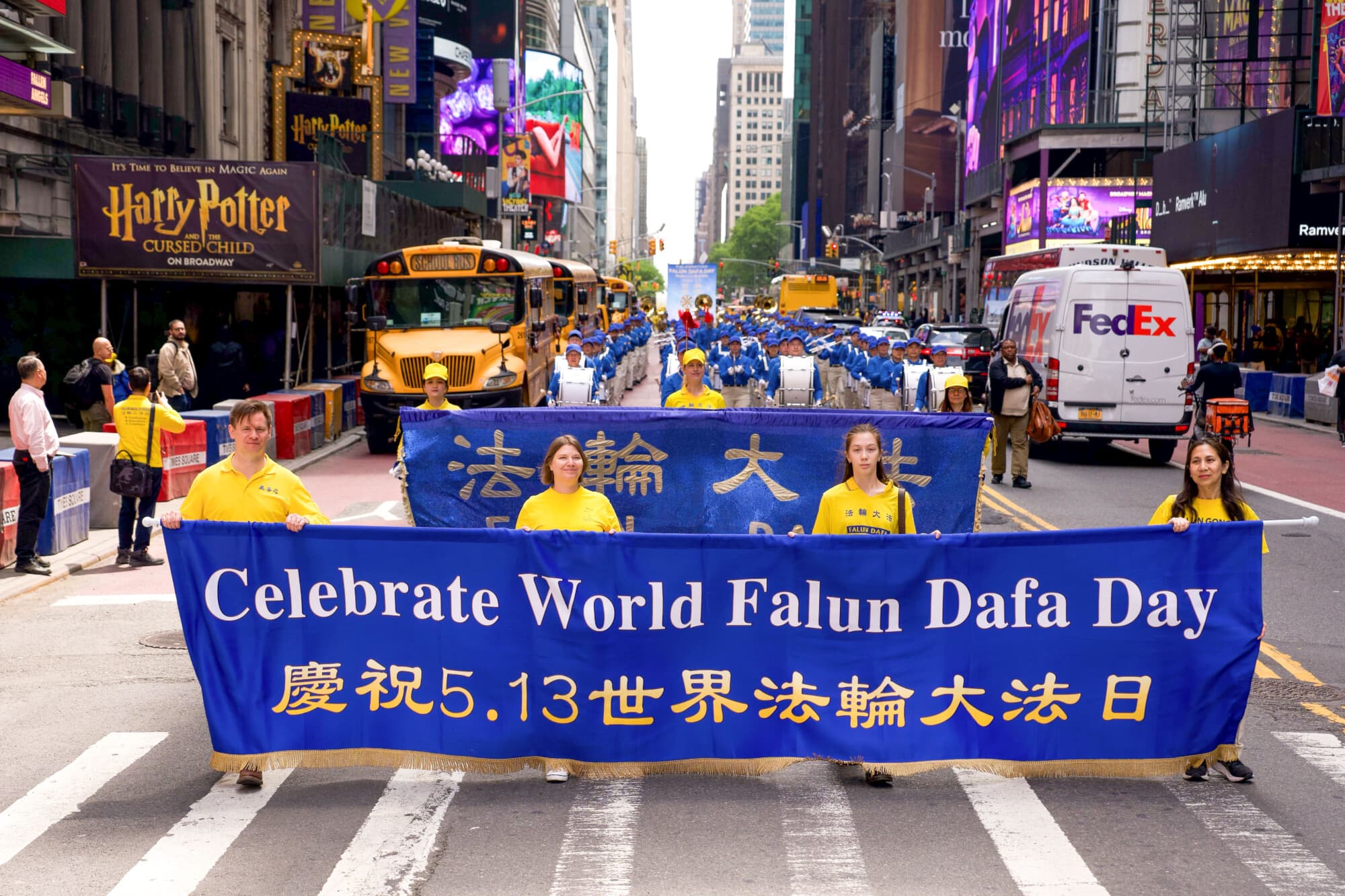 Practicantes de Falun Gong participan en un desfile para celebrar el Día Mundial de Falun Dafa y exigir el fin de la persecución en China, en la ciudad de Nueva York, el 13 de mayo de 2026. (Samira Bouaou/The Epoch Times).