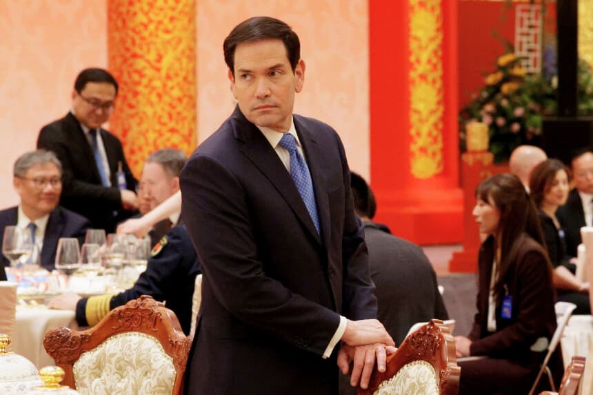 PEKÍN, CHINA - 14 DE MAYO: El secretario de Estado de EE. UU., Marco Rubio, asiste a una cena de Estado ofrecida por el presidente chino, Xi Jinping, en el Gran Salón del Pueblo el 14 de mayo de 2026 en Beijing, China. Tanto el presidente Trump como el presidente Xi abordaron formas de mejorar la cooperación económica bilateral y la inversión, y coincidieron en que no se debe permitir que Irán posea armas nucleares. Según los medios estatales chinos, Xi hizo hincapié en la importancia de la cuestión de Taiwán y señaló que un mal manejo de la misma podría deteriorar las relaciones entre Estados Unidos y China. (Foto de Alex Wong/Getty Images).