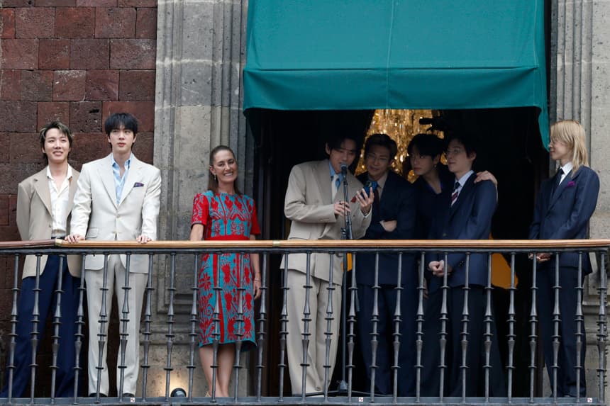 La presidenta de México, Claudia Sheinbaum, junto a los integrantes del grupo surcoreano de K-pop BTS durante una visita al Palacio Nacional de Ciudad de México.
(EFE/ Sáshenka Gutiérrez)