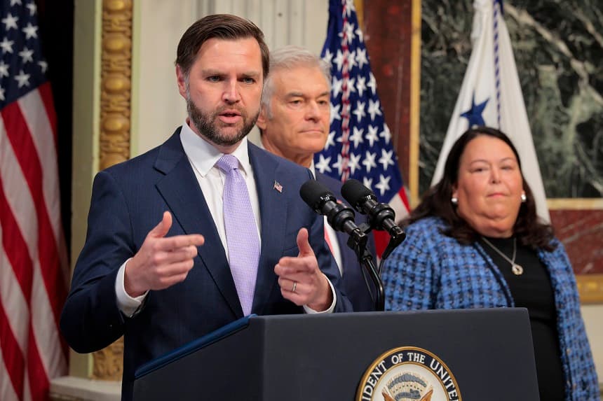 El vicepresidente de EE. UU., JD Vance, habla junto al administrador de los Centros de Servicios de Medicare y Medicaid, el Dr. Mehmet Oz (C), y la administradora adjunta de los CMS, Kim Brandt, durante una rueda de prensa sobre las iniciativas antifraude de la administración Trump en el Edificio Ejecutivo Eisenhower el 13 de mayo de 2026 en Washington, DC. (Chip Somodevilla/Getty Images)