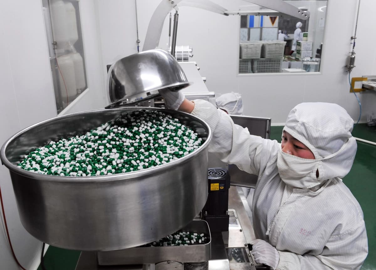 Los empleados trabajan en la línea de producción de una empresa de medicina herbal en Bozhou, provincia de Anhui, China, el 8 de abril de 2013. (VCG a través de Getty Images)