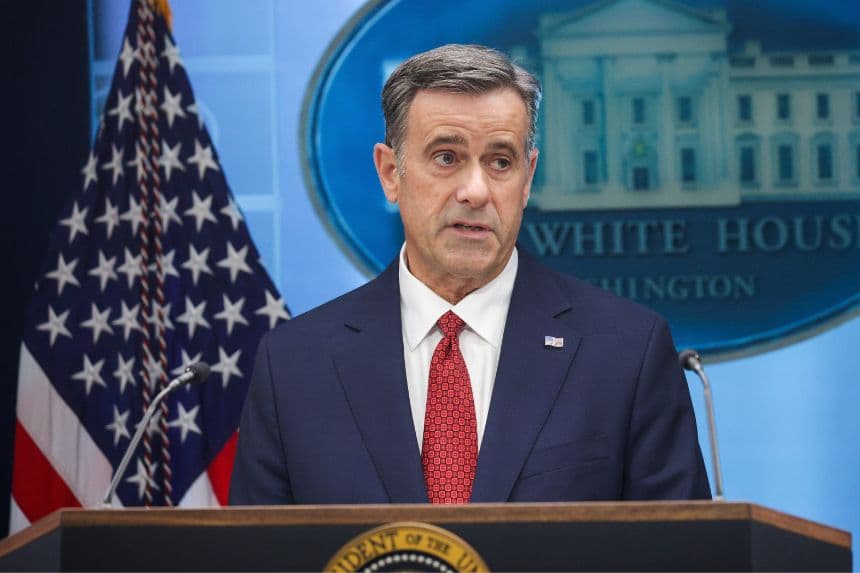 El director de la CIA, John L. Ratcliffe, interviene durante una rueda de prensa en la sala de prensa James S. Brady de la Casa Blanca, el 6 de abril de 2026 en Washington, D. C. (Alex Wong/Getty Images)