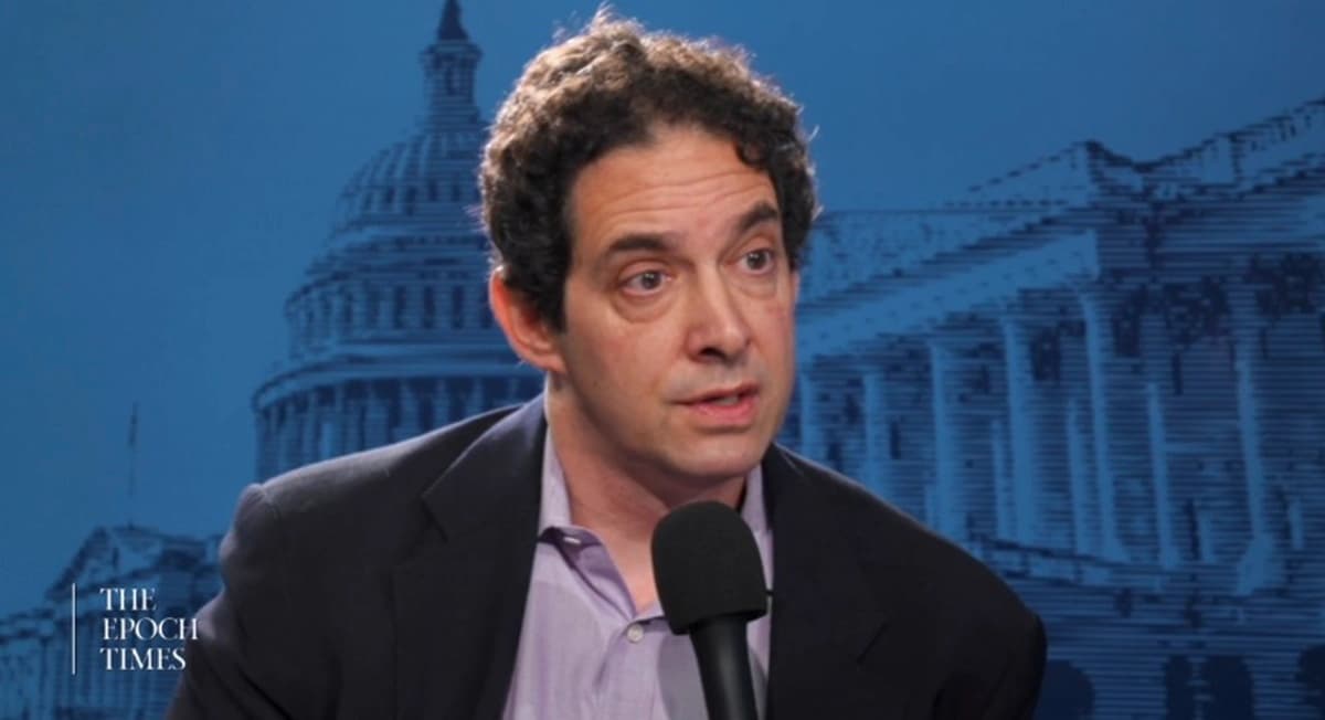 En una imagen de archivo extraída de un vídeo, Alex Berenson habla con The Epoch Times. (The Epoch Times)