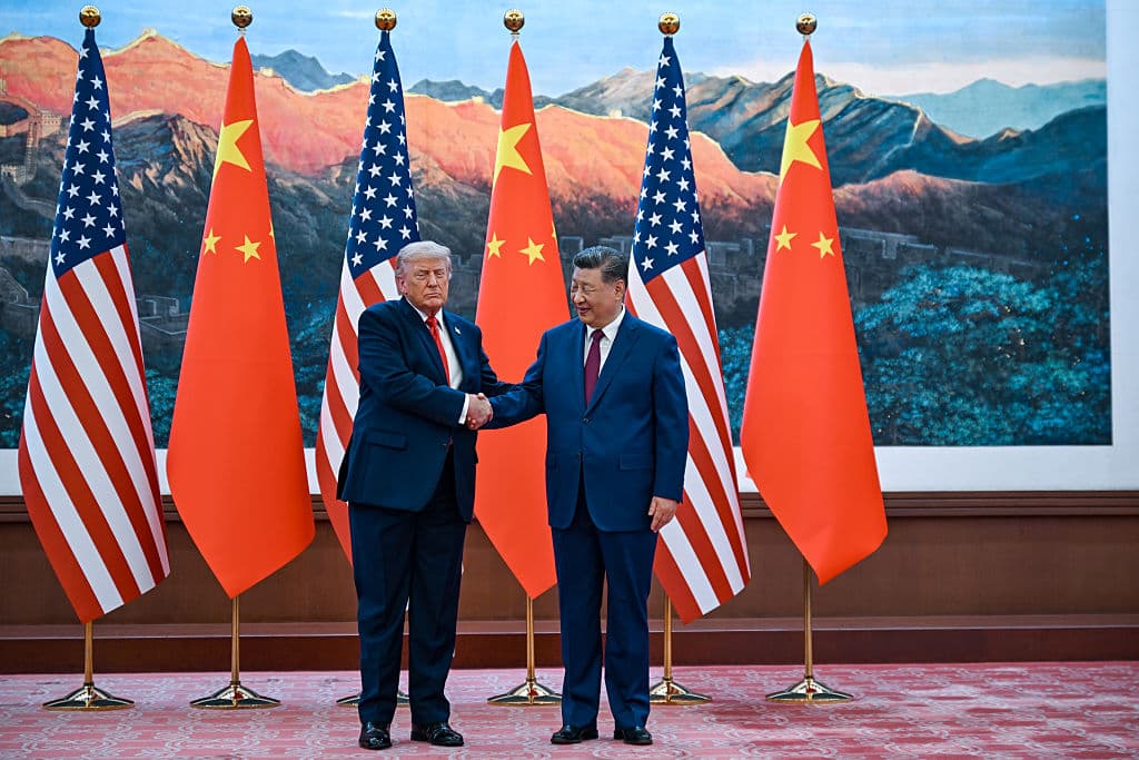 El presidente de Estados Unidos, Donald Trump (izquierda), y el presidente chino, Xi Jinping, participan en una ceremonia de bienvenida en el Gran Salón del Pueblo el 14 de mayo de 2026 en Beijing, China. El viaje de Trump se centra en el comercio, la seguridad regional y el fortalecimiento de los lazos bilaterales entre las dos mayores economías del mundo. (Foto de Kenny Holston-Pool/Getty Images)
