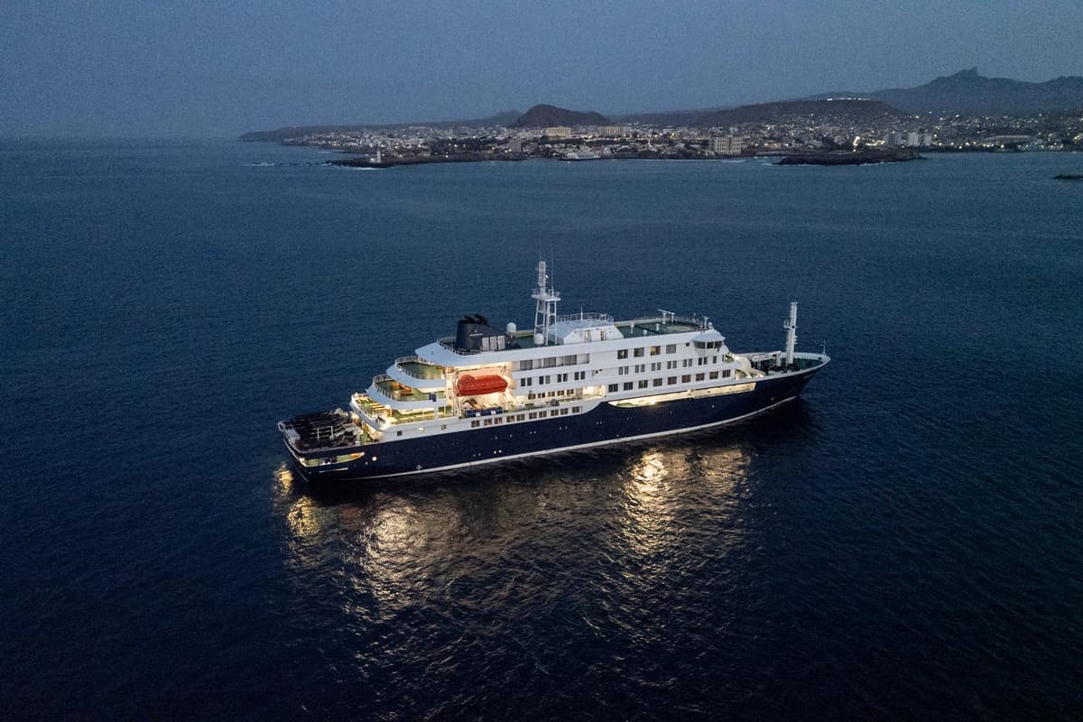 Vista general del crucero MV Hondius, mientras se encuentra anclado frente al puerto de Praia, la capital de Cabo Verde, el 6 de mayo de 2026. (AFP vía Getty Images).