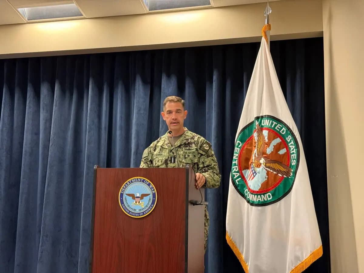 El comandante del CENTCOM, el almirante Brad Cooper, habla en una conferencia de prensa en la base aérea MacDill en Tampa, Florida, el 5 de marzo de 2024. (TJ Muscaro/The Epoch Times).